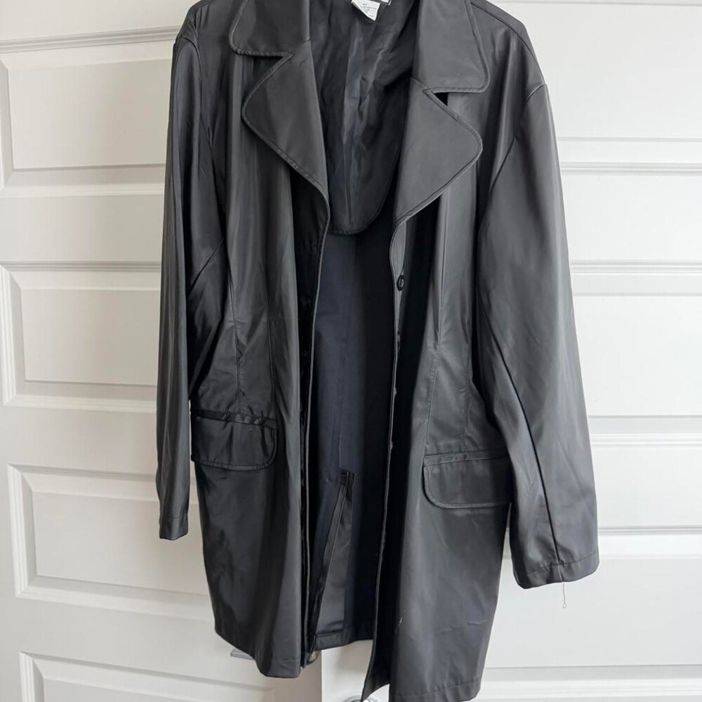 Vintage Buttons Black faux leather trench coat in size 2X. #trench #fauxleather